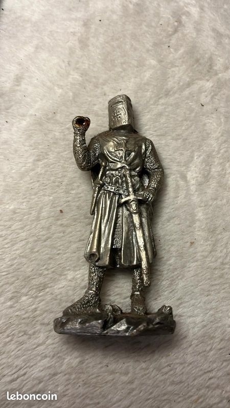 Statuette chevalier médiéval en étain – 11 cm (image 1)