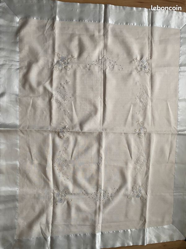 Nappe de Noël brodée (image 2)