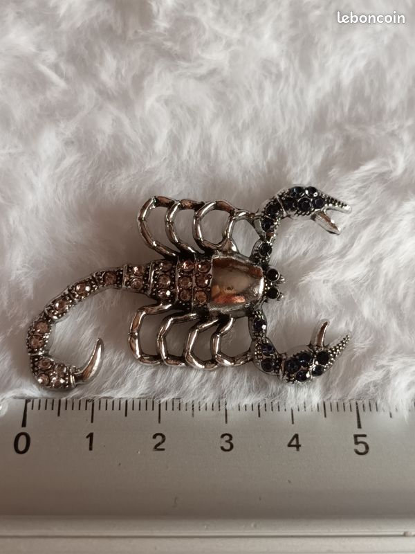 Broche scorpion argentée strass bleu (image 2)