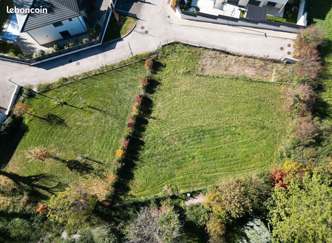 Terrain à bâtir de 700 m² – À vendre · à Meyzieu · 280 000 €