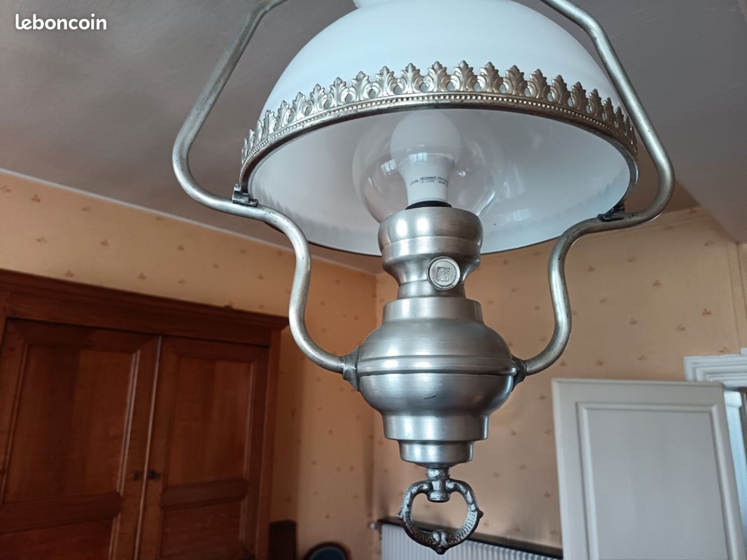 Plafonnier en étain massif avec globe opaline blanche donnant un puissant éclairage et une grande luminosité, produite par une seule ampoule (image 2)