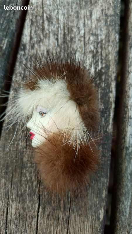 Broche vintage femme chapeau en fourrure et fibres brillantes années 80 (image 1)