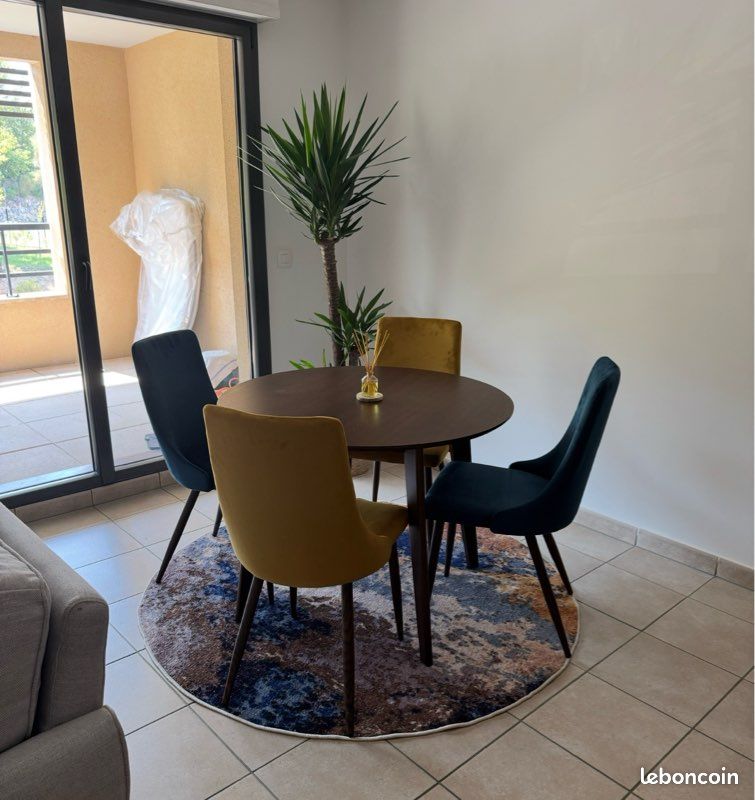 Pack : Table + Chaises design en super état (image 1)