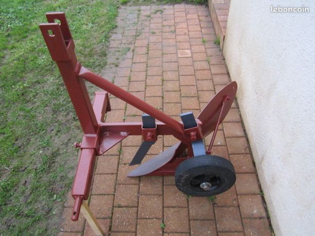 Matériel agricole d’occasion « charrue micro tracteur » Toute la France