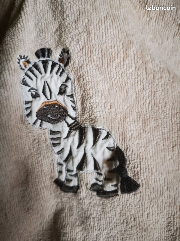 Peignoir sortie de bain enfant (7 à 9 ans) carré blanc motif zèbre (image 1)