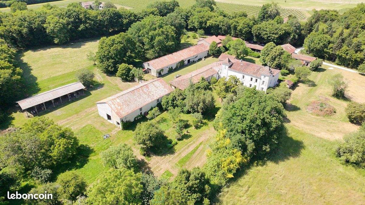 Maison 20 pièces 685 m² · à Barbezieux-Saint-Hilaire · 685 m² · 832 000 €