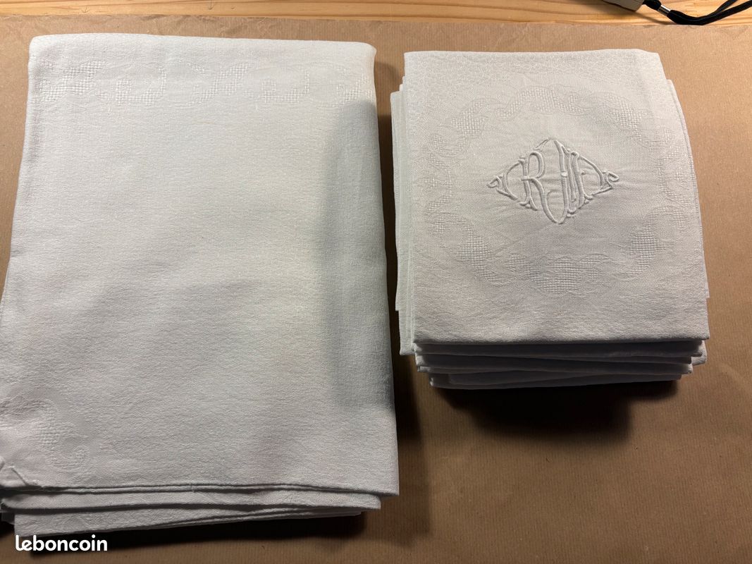Nappe et 12 Serviettes Assorties en Lin Damassé - Monogramme