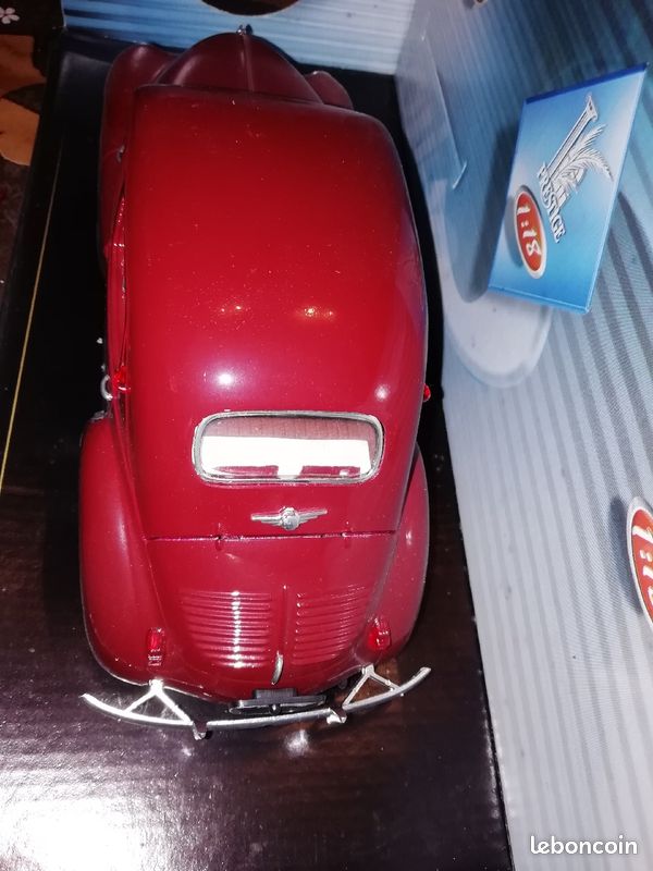 Norev reedition Renault 4 CV rouge dessous tole 1/43 N+B