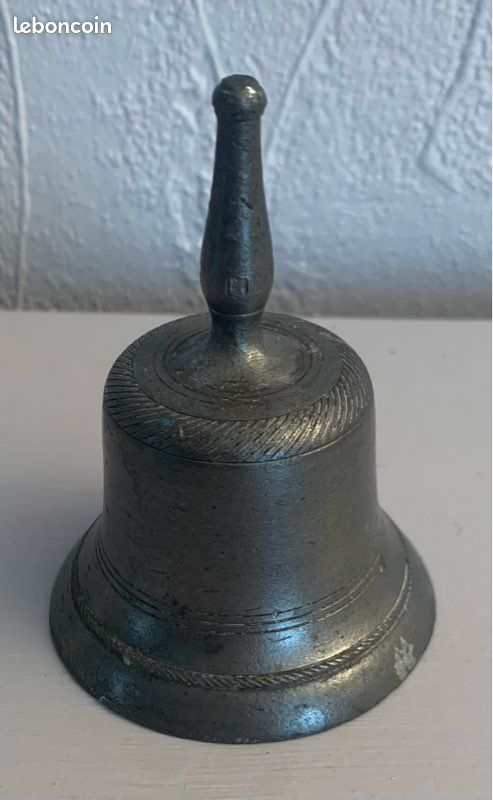 Petite cloche en étain (image 1)