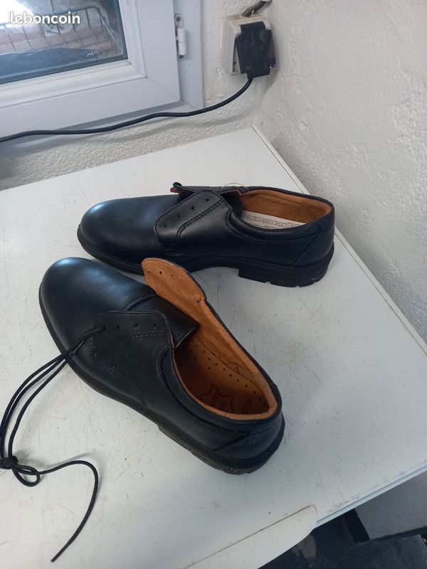 Chaussures noires de sécurité pour homme (image 1)