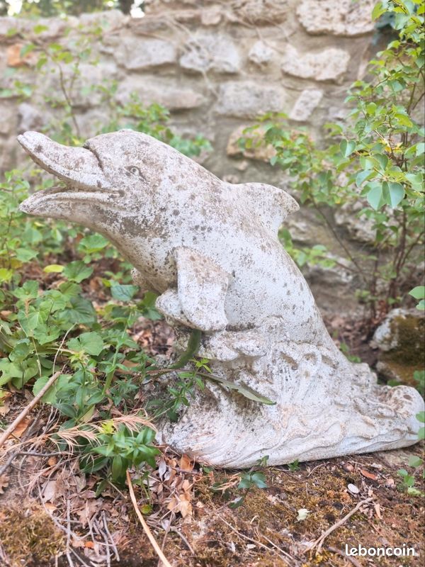 Dauphin sculpture (image 1)