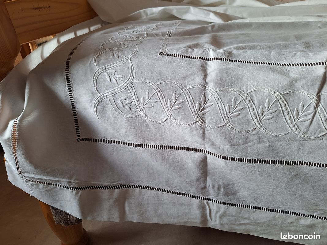 Ancien Drap Bébé Brodé – Coton Blanc – Motifs Animaux – Années 60 – Fait Main