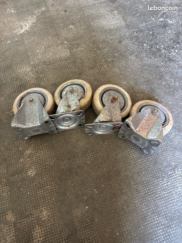 Lot de 4 roulettes pivotantes avec platines d'assemblage (image 1)