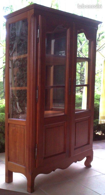 Jolie vitrine de style vitrée sur trois cotés en bois massif (image 1)