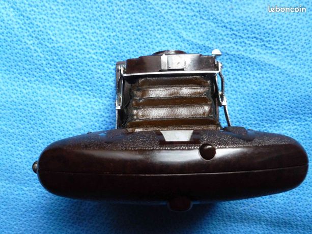Lot 1182 - Six Cameras, including a Coronet Vogue in
