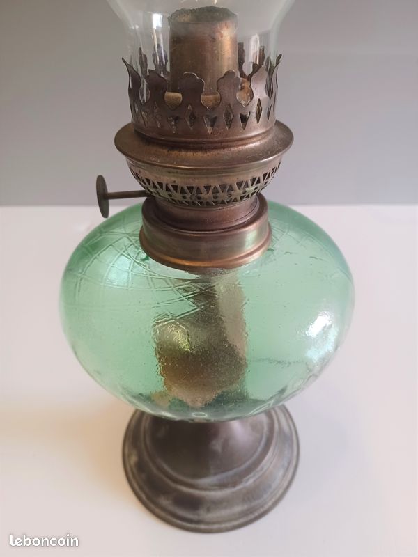Recherche : lampe a petrole en porcelaine bleu avec globe et verre | Antiquites en France