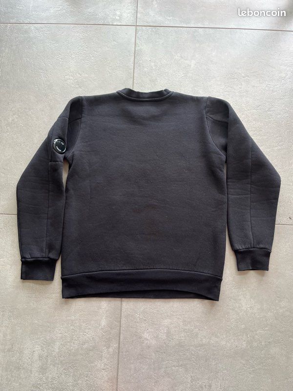 Sweat style C.P. Company – noir, patch lentille manche (image 2)