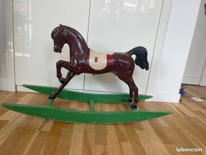 Cheval à bascule (image 1)