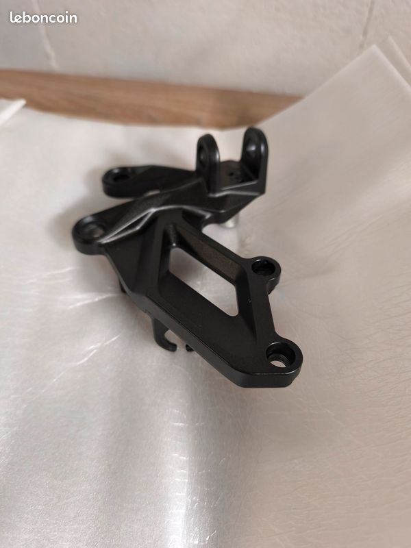 SUPPORT CALE PIED ARRIERE GAUCHE KAWASAKI ZX6R DE 2000 à 2002 - REF : 62 EUR 25,00 - FR