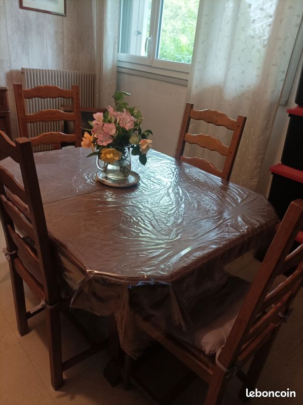 Vend table salle à manger en bois, deux rallonges 6 chaises bon état 150 le bien est à retirer par vos soins (image 1)