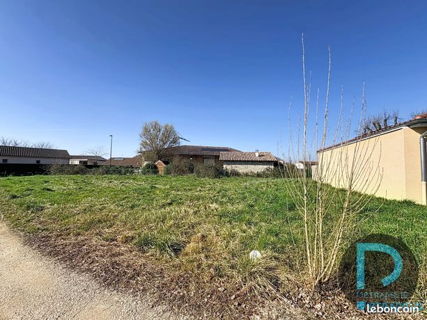 Terrain 755 m² Perrex