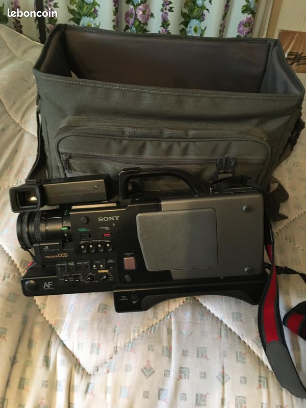 Camescope Sony CCD V200e (image 2)