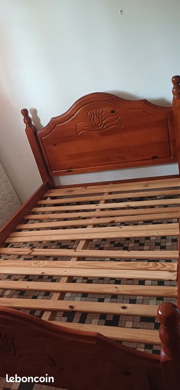 Lit en bois (image 1)