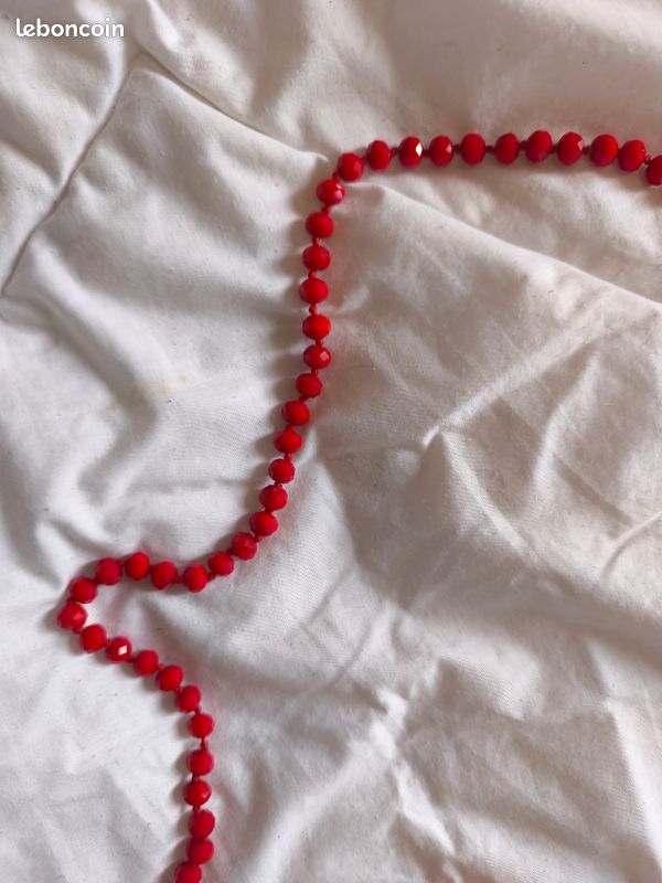 Collier long rouge perles à facettes (image 4)
