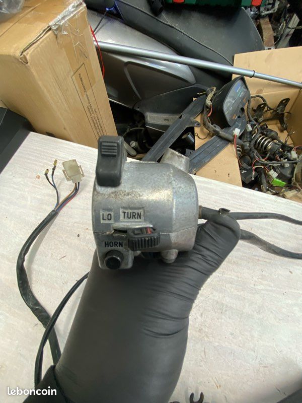 COMMODO GAUCHE YAMAHA SR 125 EUR 25,00 - FR