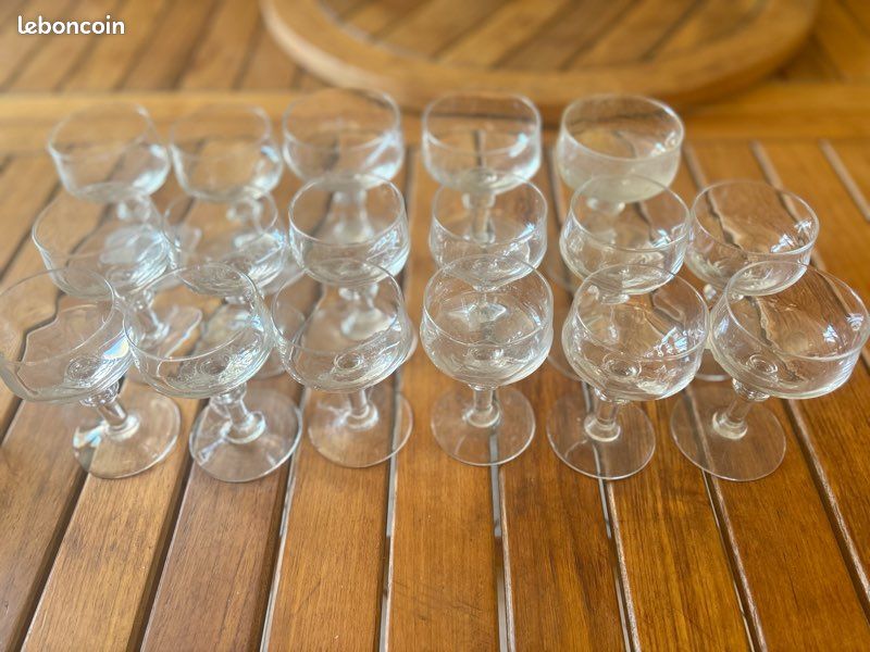 Verres anciens fluorescents sous lampe UV (image 8)