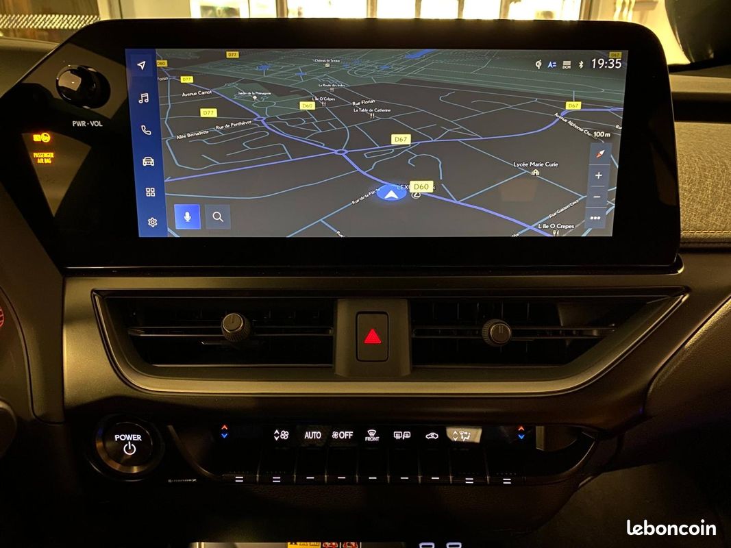 Lexus UX 250h Luxe 2WD (image 8)