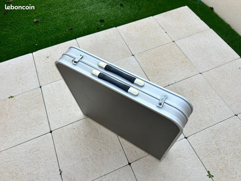 Table pliante et 4 tabourets (image 2)