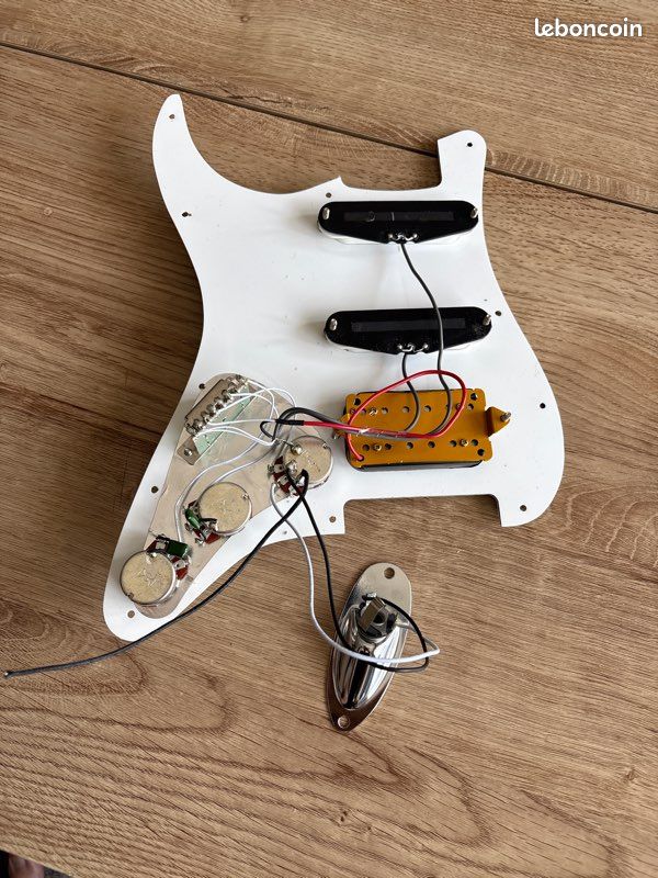 Plaque Squier HSS blanche (image 2)