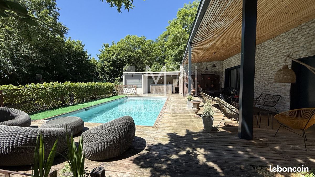 Maison 8 pièces 221 m² · à Bourg-en-Bresse · 221 m² · 520 000 €