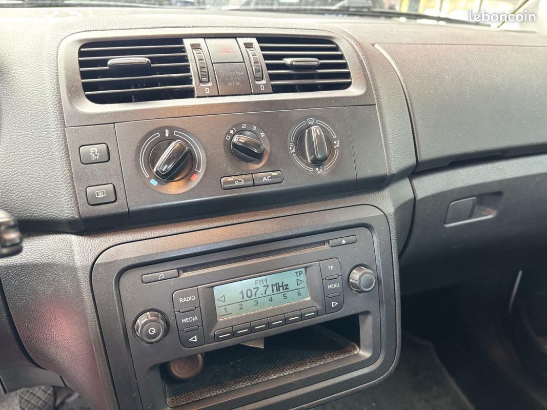 SKODA FABIA 1.6 TDi 75 CH ACTIVE (image 9)