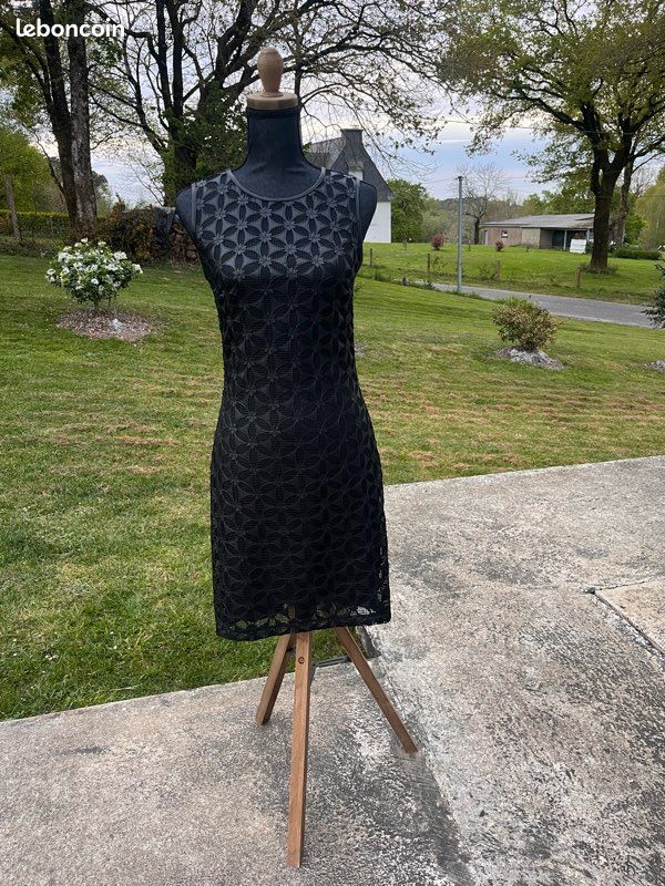 Robe noire bi-matière chic – Découpes laser florales 3D & Mesh (image 2)