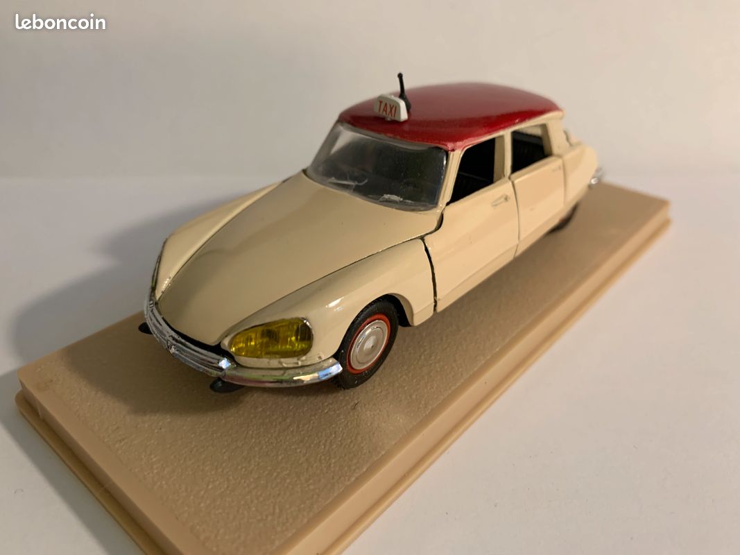 Solido 8050 - CITROEN DS Taxi Noire/Rouge 1:18