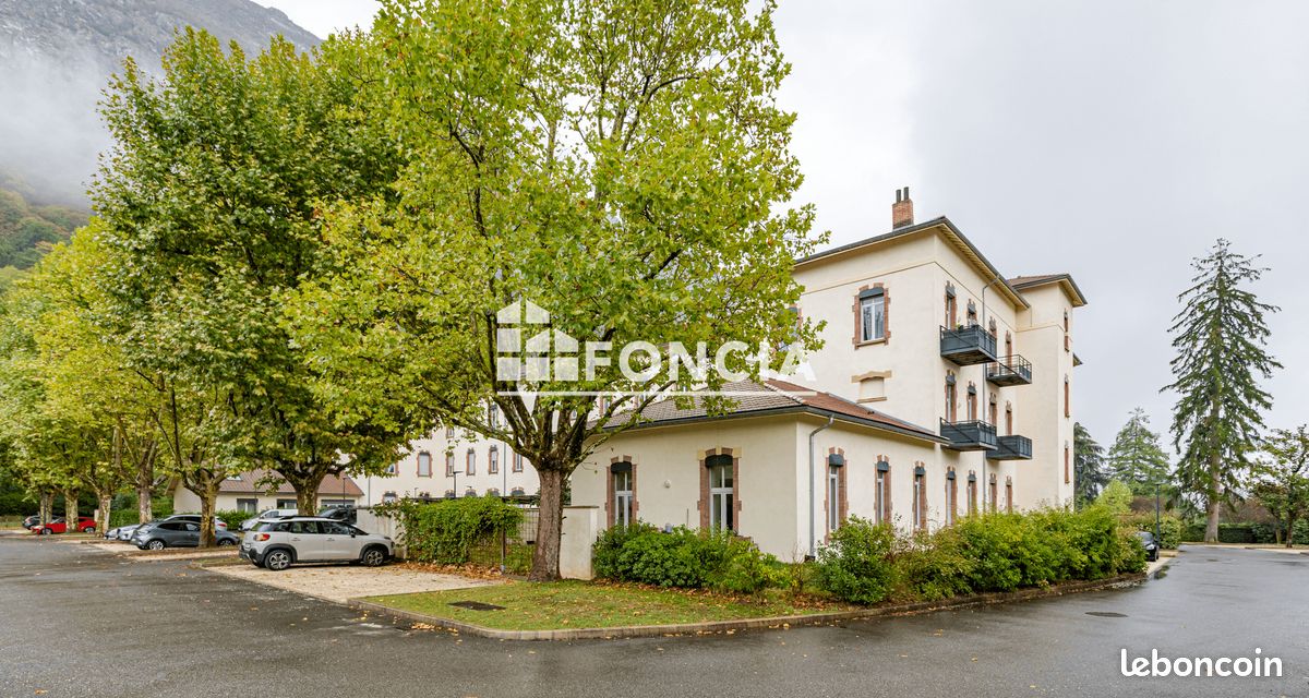 Parking 138 m² · à Saint-Égrève · 138 m² · 240 000 €