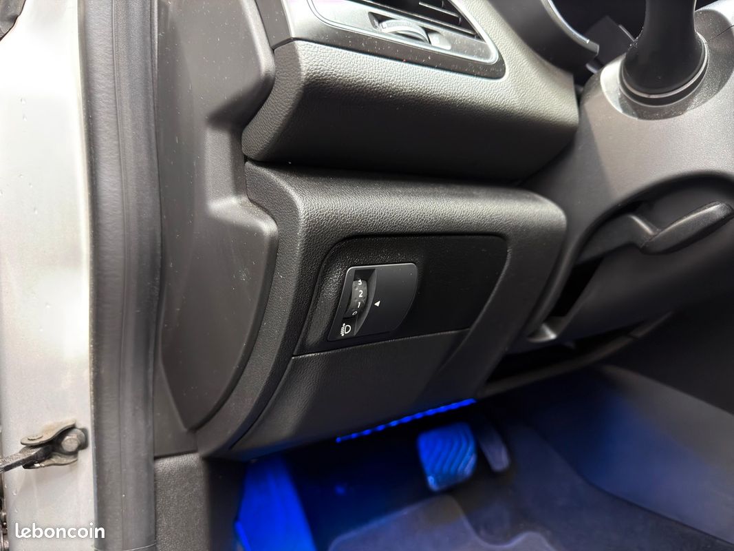 RENAULT Megane IV INTENS 1.5 BLUE DCI - 115 CV - CARPLAY - CAMERA DE RECUL - ATTELAGE (image 23)
