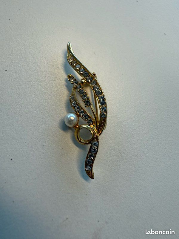 Broche Fantaisie Vintage – Pierres Et Strass – Motif Fleuri – Occasion