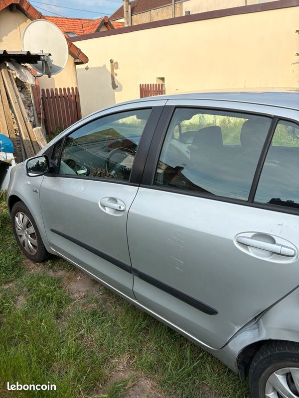 Toyota Yaris 2 (image 3)