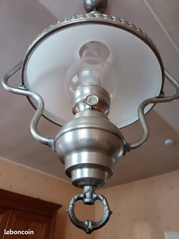 Plafonnier en étain massif avec globe opaline blanche donnant un puissant éclairage et une grande luminosité, produite par une seule ampoule (image 4)