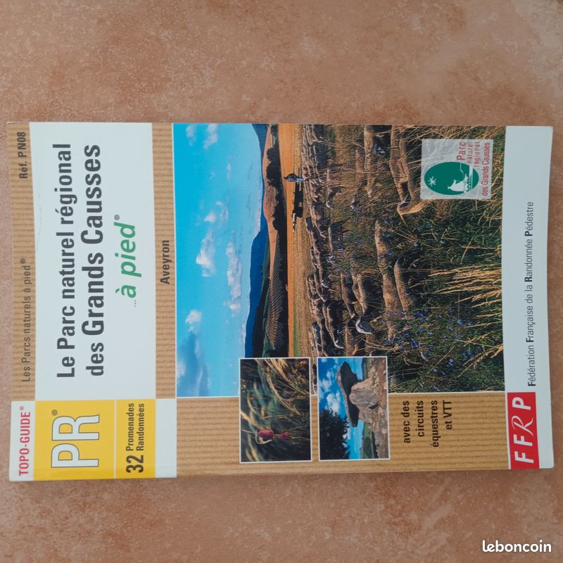 Topo guide le parc naturel régional des grands causses à pied Aveyron 2002 (image 1)