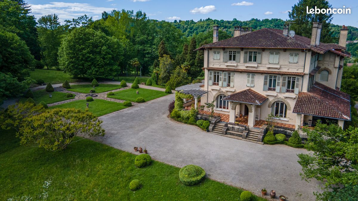 Maison 20 pièces 1000 m² · à Gan · 1 000 m² · 2 288 000 €