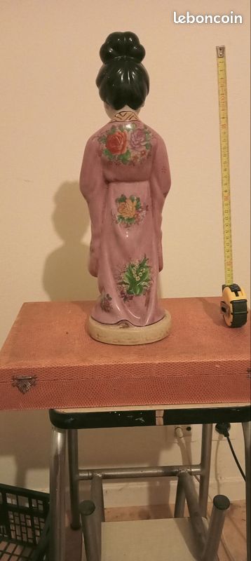 Grande statue Dame chinoise en porcelaine famille rose . Vintage. 40 cm de hauteur en tenant compte du talon du mètre ruban (image 2)