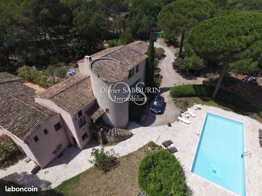 Maison 13 pièces 422 m² · à Roquebrune-sur-Argens · 422 m² · 990 000 €