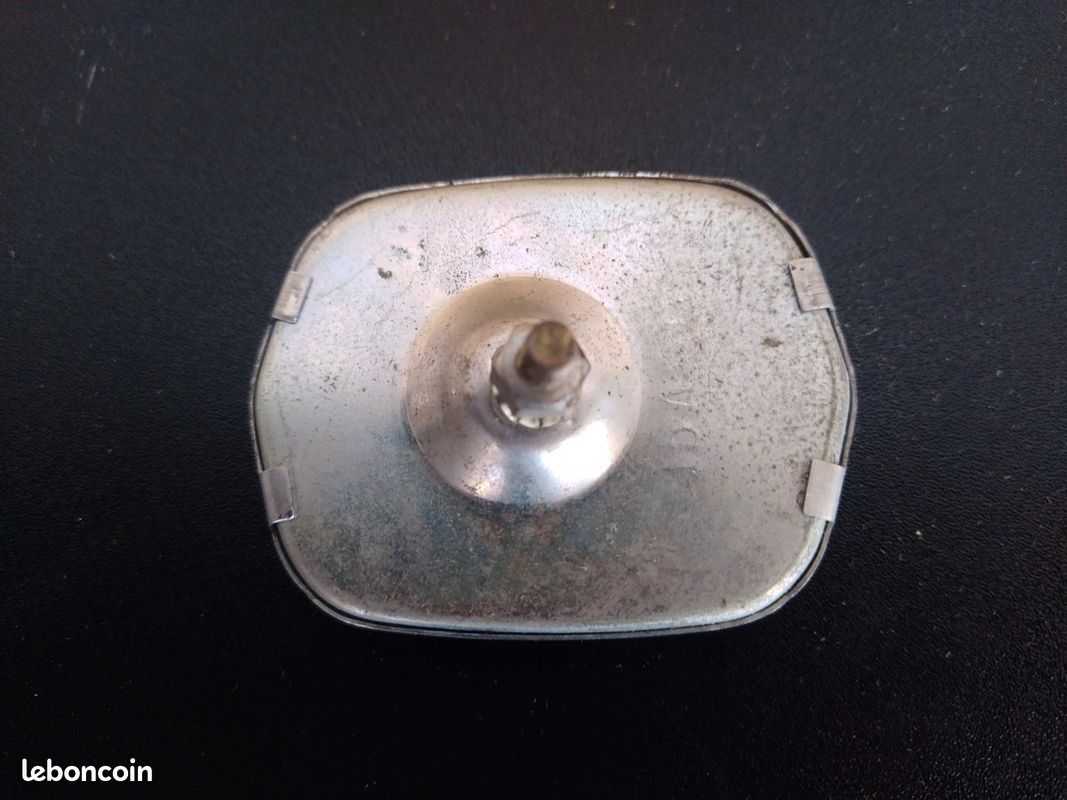 8RA 002 016-111 HELLA Catadioptre rond, Rouge, arrière | AUTODOC