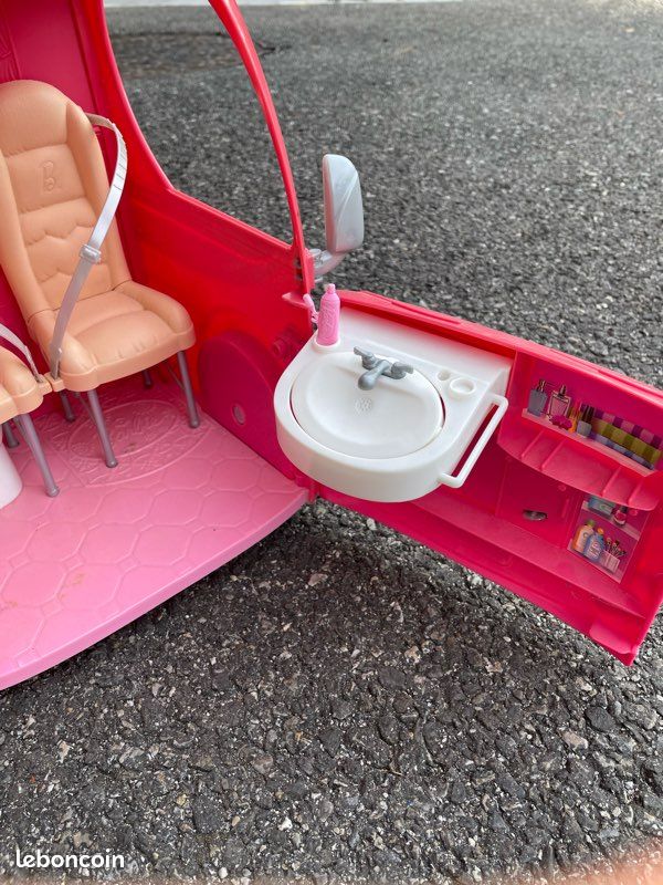 Camping-car Barbie avec piscine et petits accessoires (image 3)