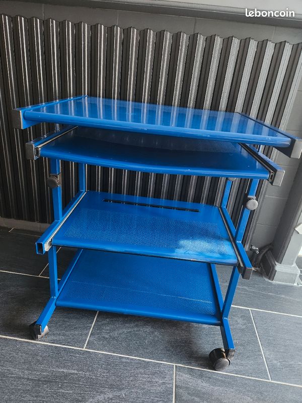 Petit bureau en métal (image 1)