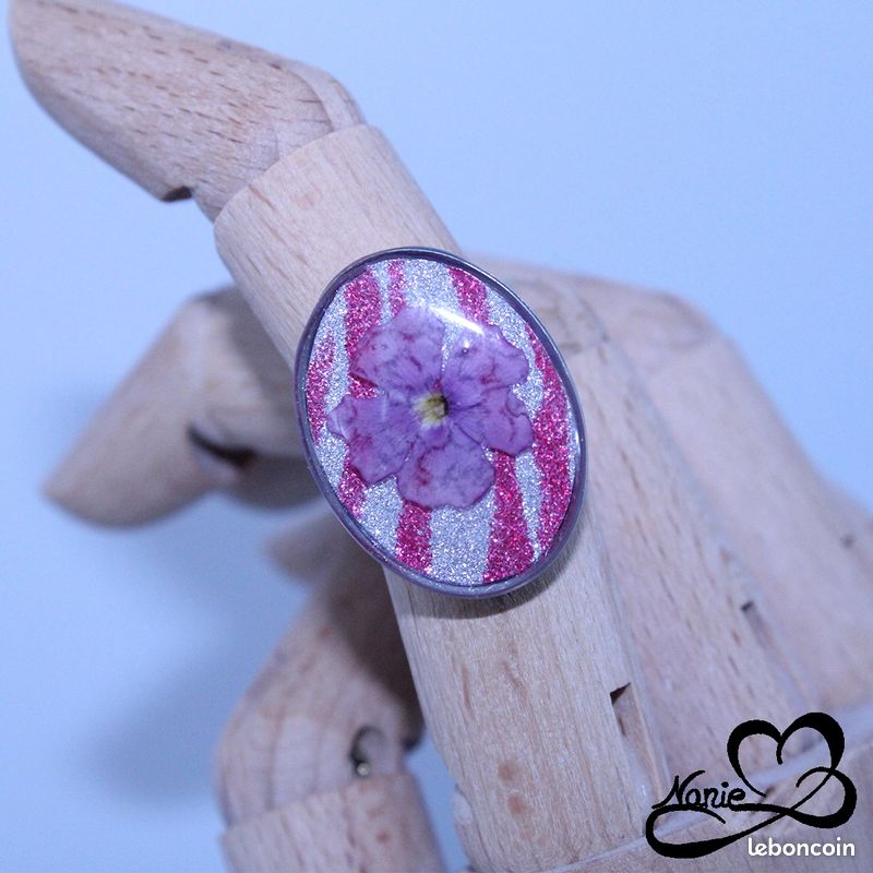 Bague ajustable ovale argentée à fleur (image 2)